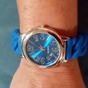 Blue face large Numbers blue silicone band. New battery keeps perfect time